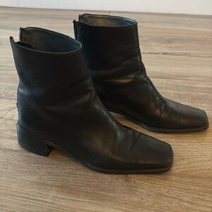 STUART WEITZMAN, BLACK NAPPA, WOMEN’S DESIGNER “PAULINE” BOOTS          Size5.5